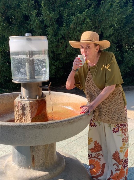 Eva Holubová u pramene Dr. Šťastného